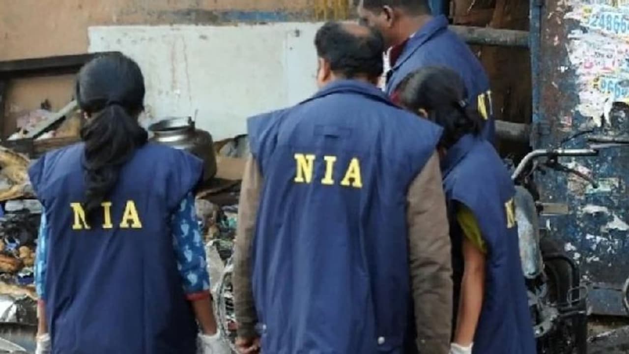 राजस्थान में एक साथ 5 शहरों में PFI के ठिकानों पर रेड: सड़कें बंद कर दी गईं, आधे किमी तक CRPF तैनात राजस्थान में एक साथ 5 शहरों में PFI के ठिकानों पर रेड: सड़कें बंद कर दी गईं, आधे किमी तक CRPF तैनात