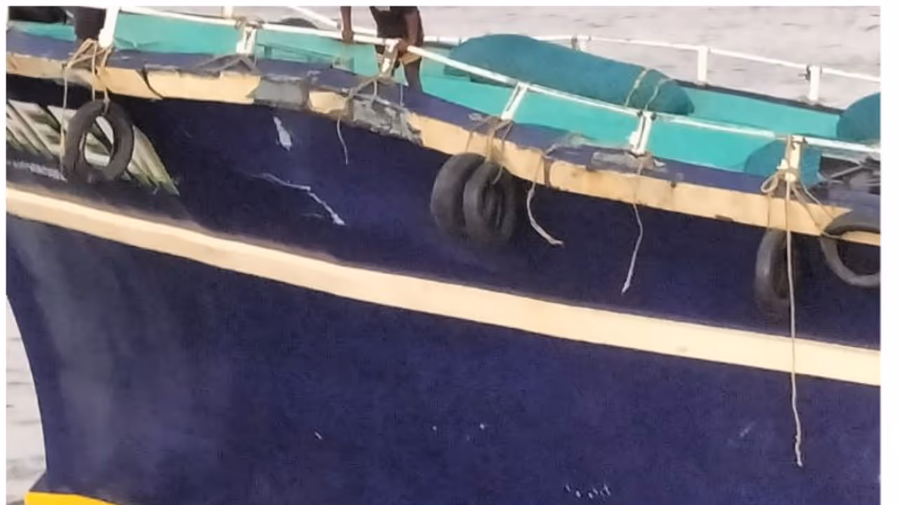 കൊച്ചി പുറംകടലിൽ മത്സ്യബന്ധന ബോട്ടിൽ ചരക്ക് കപ്പലിടിച്ചു,4പേർക്ക് പരിക്ക്, അന്വേഷണം തുടങ്ങി കോസ്റ്റൽ പൊലീസ് കൊച്ചി പുറംകടലിൽ മത്സ്യബന്ധന ബോട്ടിൽ ചരക്ക് കപ്പലിടിച്ചു,4പേർക്ക് പരിക്ക്, അന്വേഷണം തുടങ്ങി കോസ്റ്റൽ പൊലീസ്