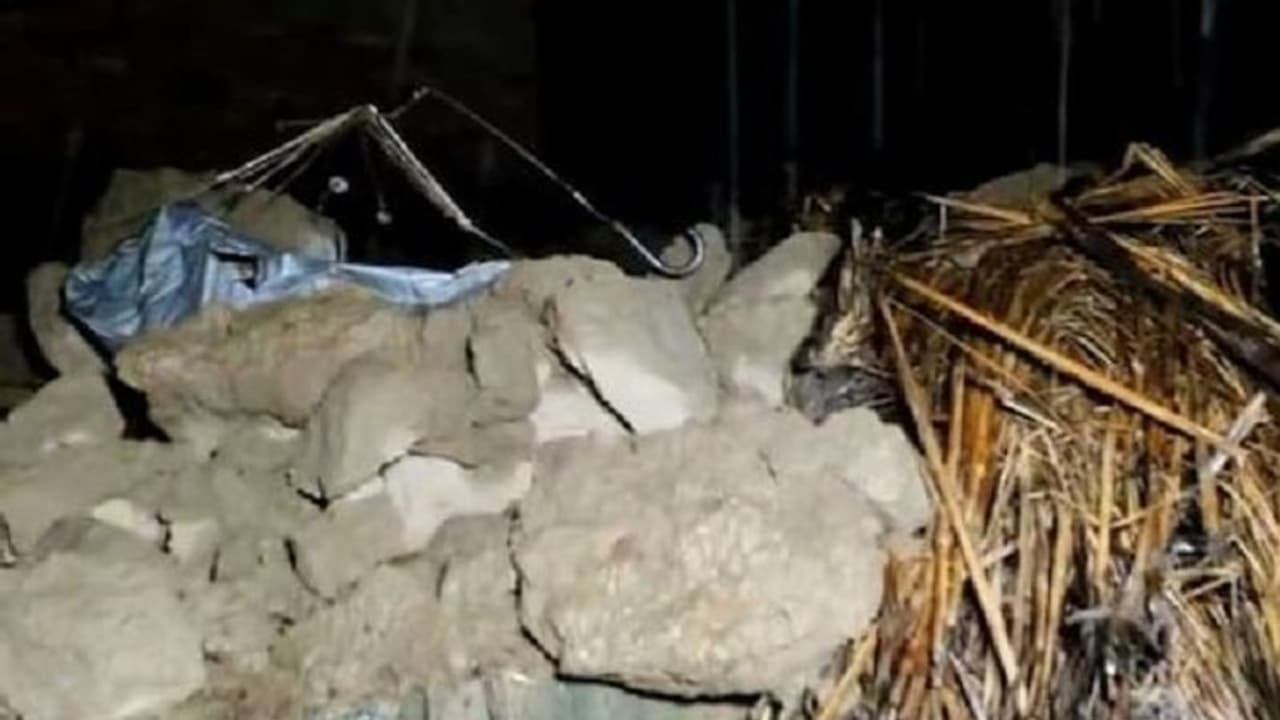 इटावा: भारी बारिश से दीवार गिरने की तीन घटनाओं में 7 लोगों की मौत, मृतकों में चार सगे भाई बहन शामिल इटावा: भारी बारिश से दीवार गिरने की तीन घटनाओं में 7 लोगों की मौत, मृतकों में चार सगे भाई बहन शामिल