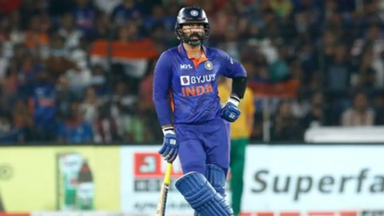 വേണോ ഇങ്ങനെയൊരു ഫിനിഷര്; കട്ട ആരാധകരെ പോലും നാണംകെടുത്തും ഡികെയുടെ കണക്കുകള് വേണോ ഇങ്ങനെയൊരു ഫിനിഷര്; കട്ട ആരാധകരെ പോലും നാണംകെടുത്തും ഡികെയുടെ കണക്കുകള്