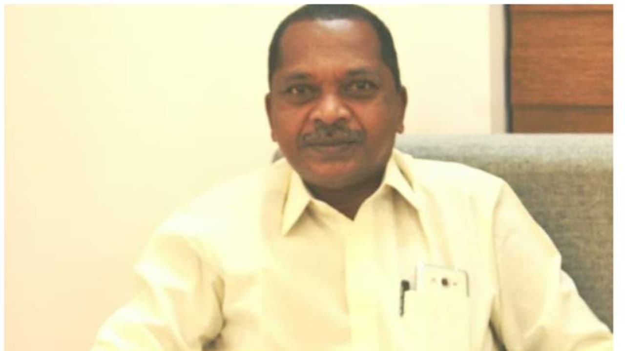 കെഎസ്ആര്ടിസി ബസ് ഇടിച്ചു; കോൺഗ്രസ് പത്തനംതിട്ട ജില്ലാ സെക്രട്ടറിക്ക് ദാരുണാന്ത്യം കെഎസ്ആര്ടിസി ബസ് ഇടിച്ചു; കോൺഗ്രസ് പത്തനംതിട്ട ജില്ലാ സെക്രട്ടറിക്ക് ദാരുണാന്ത്യം