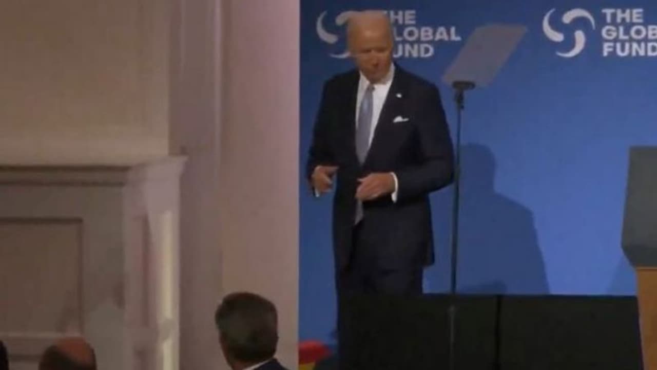 जो बिडेन ने एक बार फिर गलत दिशा में भरी उड़ान, मर चुकी महिला को मंच से पुकारा फिर 'शून्य' में चले गए जो बिडेन ने एक बार फिर गलत दिशा में भरी उड़ान, मर चुकी महिला को मंच से पुकारा फिर 'शून्य' में चले गए