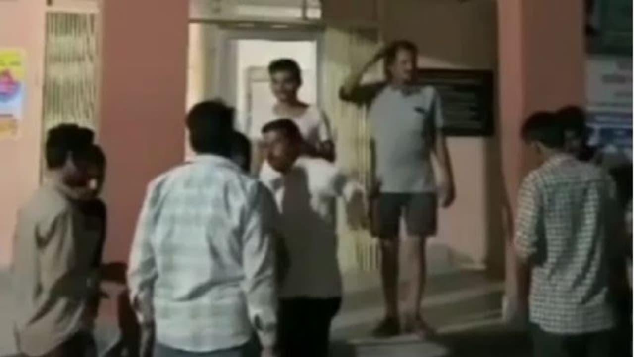 बेटे की खातिर पिता ने अपने ही भाईयों के परिवार के खून से रच दी सड़क, लहूलुहान शव रास्ते में पड़े रहें बेटे की खातिर पिता ने अपने ही भाईयों के परिवार के खून से रच दी सड़क, लहूलुहान शव रास्ते में पड़े रहें