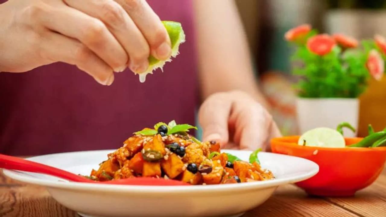 ചൂടുള്ള ഭക്ഷണത്തില്‍ നാരങ്ങാ നീര് ചേര്‍ക്കാറുണ്ടോ? എങ്കില്‍, ഇതൊന്ന് വായിക്കൂ...