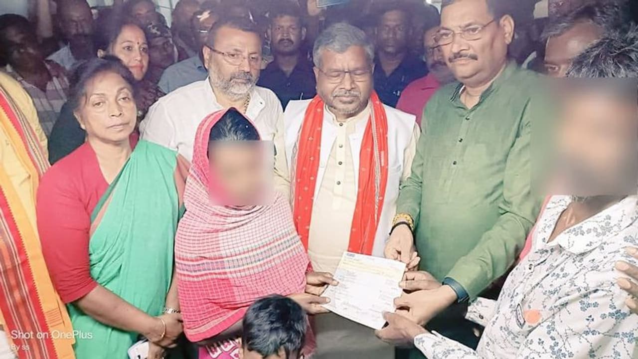 दुमका की दुष्कर्म पीड़िता के परिजनों को भाजपा नेता ने दिए 28 लाख रुपए, बांग्लादेशी घुसपैठियों पर सरकार को घेरा दुमका की दुष्कर्म पीड़िता के परिजनों को भाजपा नेता ने दिए 28 लाख रुपए, बांग्लादेशी घुसपैठियों पर सरकार को घेरा