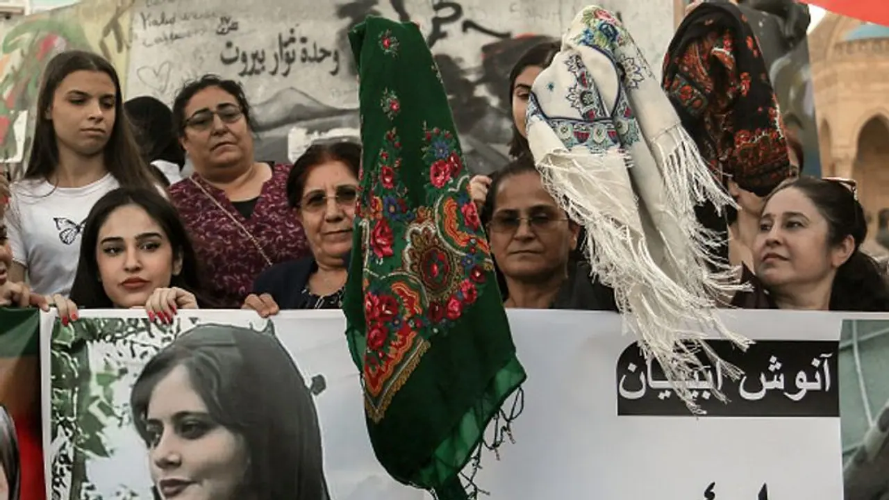 हिजाब के खिलाफ प्रदर्शन में पुलिसिया बर्बरता, माहसा के समर्थन में उतरे 31 प्रदर्शनकारियों ने गंवाई जान