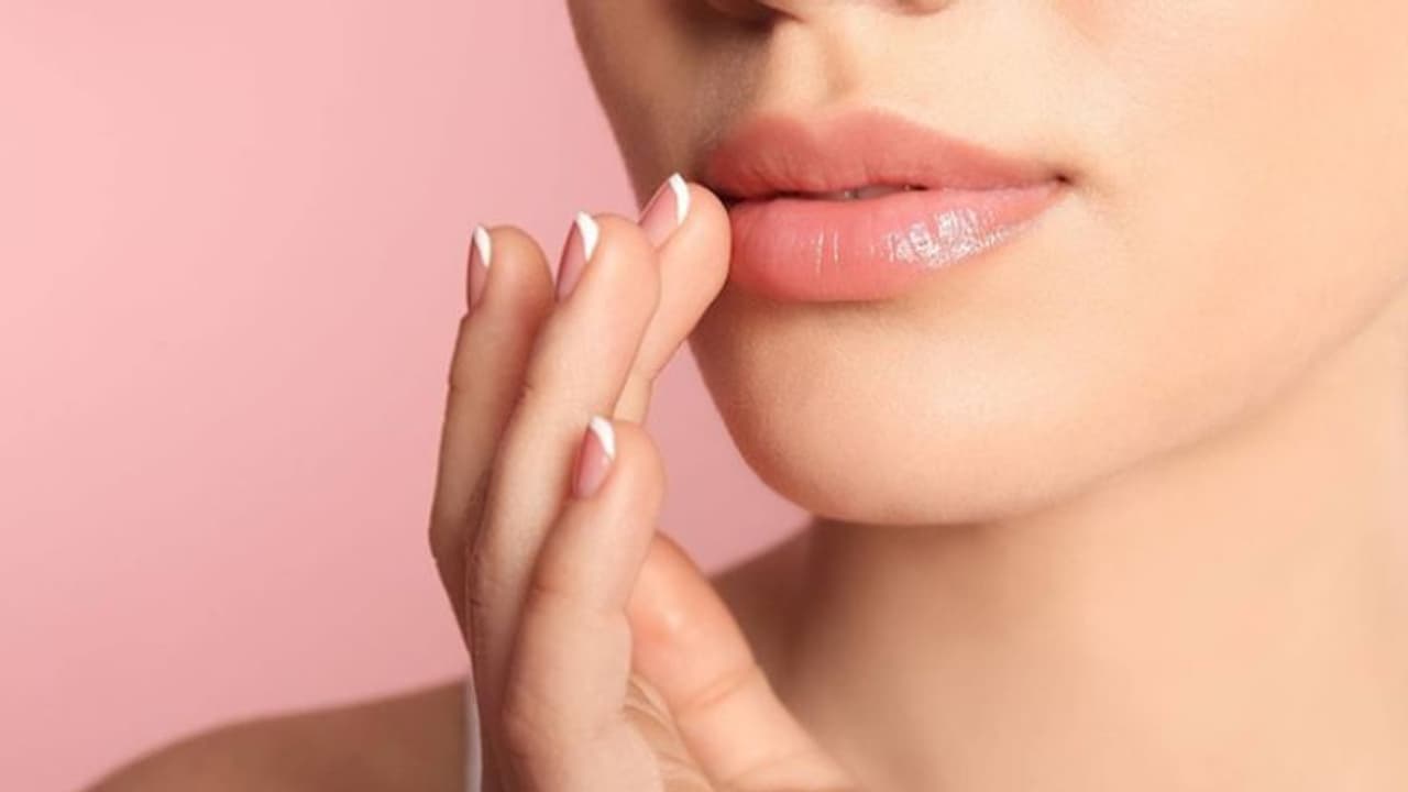 ரோஜா இதழ் போல வறண்டு வெடித்த உதடுகளை மாற்றணுமா? கற்றாழை ஜெல்.. 1 துளி தேன் போதும்!! சூப்பர் டிப்ஸ்