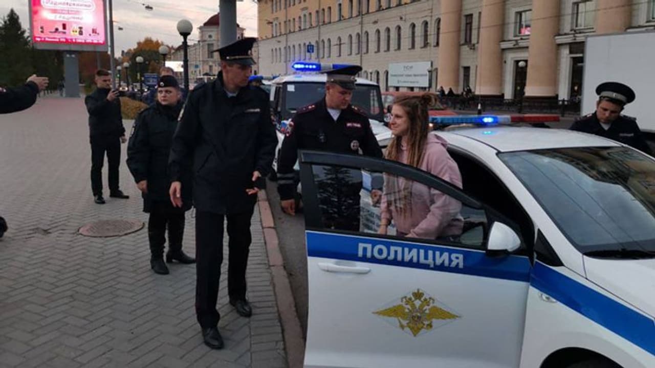 पुतिन के खिलाफ खड़ी हुई महिलाएं 'हमारे पति पिता और भाई दूसरों के पतियों पिताओं को नहीं मारेंगे' पुतिन के खिलाफ खड़ी हुई महिलाएं 'हमारे पति पिता और भाई दूसरों के पतियों पिताओं को नहीं मारेंगे'