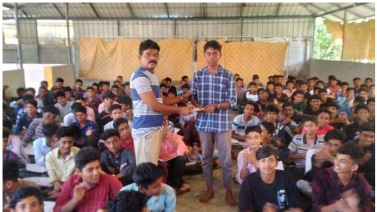 വഴിയോരത്ത് ഒരു പഴ്സ്, തുറന്നപ്പോള് നിറയെ നോട്ടുകള്! പിന്നെ നടന്നത്, 10 ാം ക്ലാസുകാരൻ യാസിനെ നെഞ്ചേറ്റി നാട് വഴിയോരത്ത് ഒരു പഴ്സ്, തുറന്നപ്പോള് നിറയെ നോട്ടുകള്! പിന്നെ നടന്നത്, 10 ാം ക്ലാസുകാരൻ യാസിനെ നെഞ്ചേറ്റി നാട്