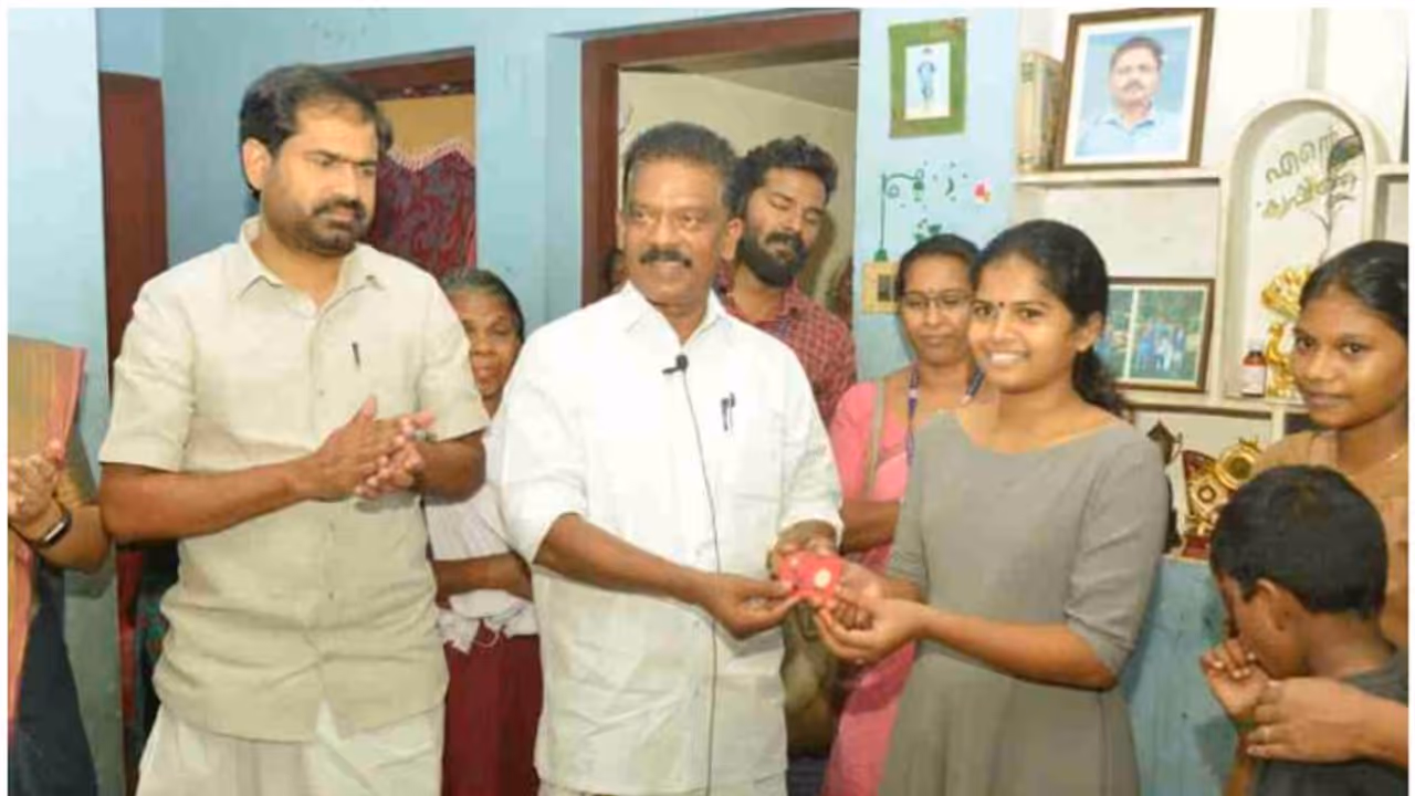 എസ് ടി വിഭാ​ഗത്തിൽ 158 ാം റാങ്കോടെ ഐസറിൽ പ്രവേശനം നേടി അൽ​ഗ; സ്വർണ്ണപതക്കം നൽകി അനുമോദിച്ച് മന്ത്രി