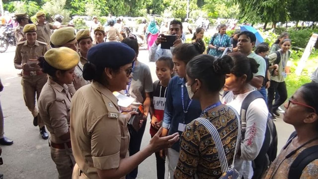 वाराणसी: बीएचयू पहुंची महिला पुलिस टीम ने महिलाओं और बालिकाओं को पढ़ाया जागरूकता का पाठ वाराणसी: बीएचयू पहुंची महिला पुलिस टीम ने महिलाओं और बालिकाओं को पढ़ाया जागरूकता का पाठ