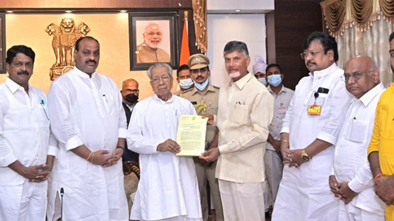 ఎన్టీఆర్ హెల్త్ యూనివర్సిటీ పేరు మార్పు బిల్లును తిరస్కరించండి : గవర్నర్ను కోరిన చంద్రబాబు ఎన్టీఆర్ హెల్త్ యూనివర్సిటీ పేరు మార్పు బిల్లును తిరస్కరించండి : గవర్నర్ను కోరిన చంద్రబాబు