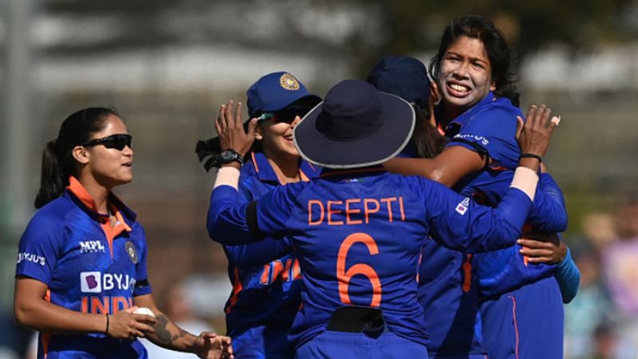 এক ম্যাচ বাকি থাকতেই ইংল্য়ান্ডের বিরুদ্ধে সিরিজ জয়, বিদায়ী সিরিজে ঝুলনকে উপহার মহিলা টিম ইন্ডিয়ার এক ম্যাচ বাকি থাকতেই ইংল্য়ান্ডের বিরুদ্ধে সিরিজ জয়, বিদায়ী সিরিজে ঝুলনকে উপহার মহিলা টিম ইন্ডিয়ার