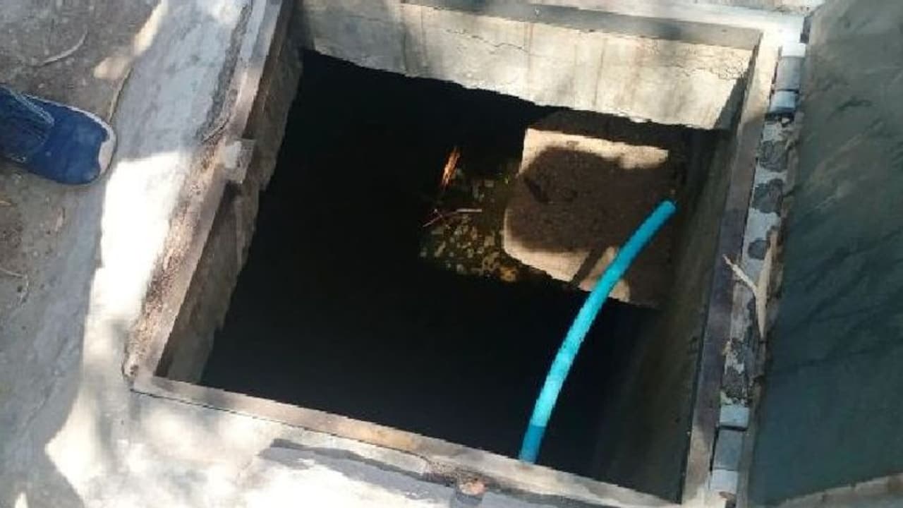 शॉकिंग खबर: स्कूल की जिस टंकी का बच्चे पी रहे थे पानी...उसके अंदर से निकले कई जहरीले सांप...मच गया हड़कंप शॉकिंग खबर: स्कूल की जिस टंकी का बच्चे पी रहे थे पानी...उसके अंदर से निकले कई जहरीले सांप...मच गया हड़कंप