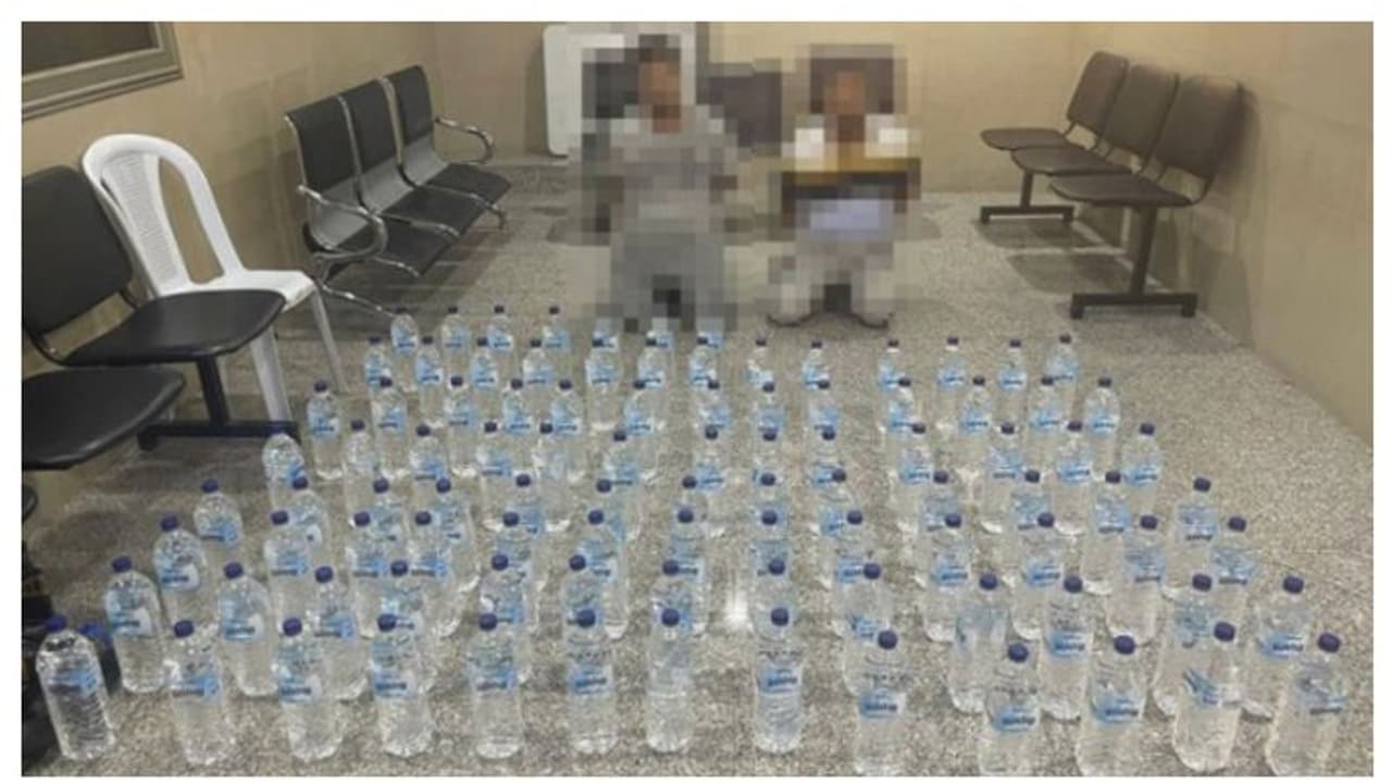 98 കുപ്പി വാറ്റുമായി രണ്ട് പ്രവാസികള് പിടിയില് 98 കുപ്പി വാറ്റുമായി രണ്ട് പ്രവാസികള് പിടിയില്