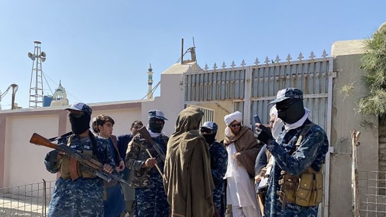 ఆఫ్ఘనిస్తాన్ మహిళకు బహిరంగంగా రాళ్లతో కొట్టి చంపే శిక్ష.. ముందే ఆత్మహత్య చేసుకున్న బాధితురాలు ఆఫ్ఘనిస్తాన్ మహిళకు బహిరంగంగా రాళ్లతో కొట్టి చంపే శిక్ష.. ముందే ఆత్మహత్య చేసుకున్న బాధితురాలు