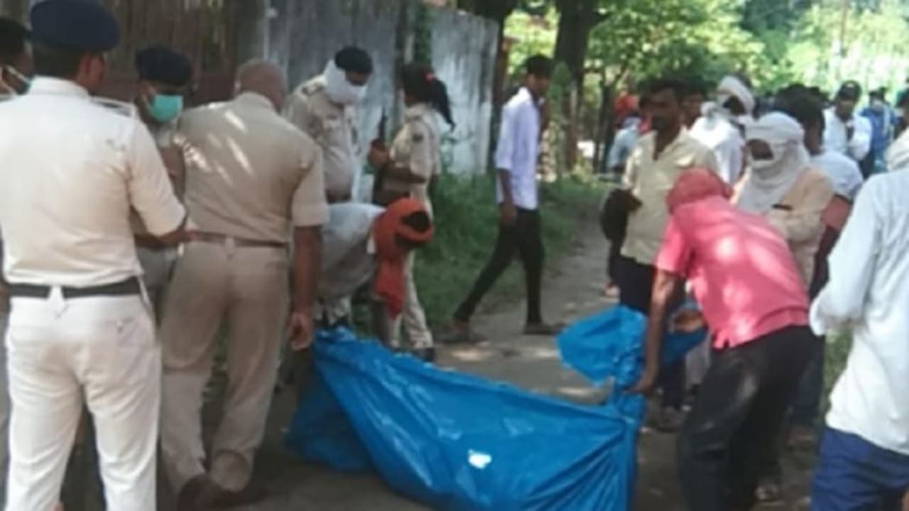 बिहार का शॉकिंग मामला: मां के लिए दवा लाने निकले युवक का 20 दिनों बाद गड्ढे से मिला शव बिहार का शॉकिंग मामला: मां के लिए दवा लाने निकले युवक का 20 दिनों बाद गड्ढे से मिला शव