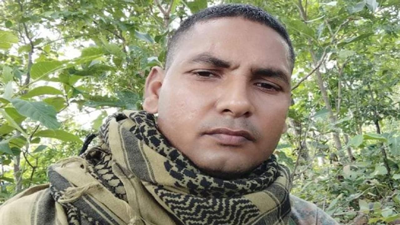 झारखंड में नक्सलियों की गोली से घायल सीआरपीएफ जवान की मौत, अंतिम सलामी के बाद पैतृक गांव पहुंचेगा शव झारखंड में नक्सलियों की गोली से घायल सीआरपीएफ जवान की मौत, अंतिम सलामी के बाद पैतृक गांव पहुंचेगा शव