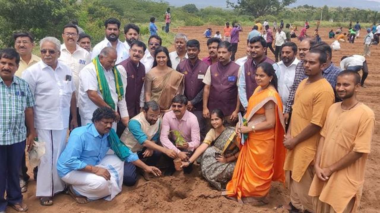 காவேரி கூக்குரல் இயக்கம் தேசத்திற்கே வழிகாட்டி..! ‘பசுமை தொண்டாமுத்தூர்’ விழாவில் பொள்ளாச்சி எம்.பி. பாராட்டு காவேரி கூக்குரல் இயக்கம் தேசத்திற்கே வழிகாட்டி..! ‘பசுமை தொண்டாமுத்தூர்’ விழாவில் பொள்ளாச்சி எம்.பி. பாராட்டு