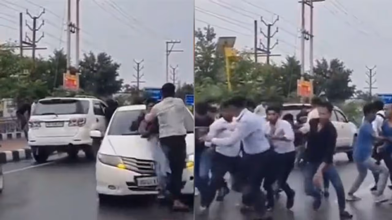 রাস্তায় ছাত্রদের মধ্যে মারামারি, হঠাৎ গাড়ির ধাক্কায় উড়ে গেল পড়ুয়া! দেখুন ভাইরাল ভিডিও