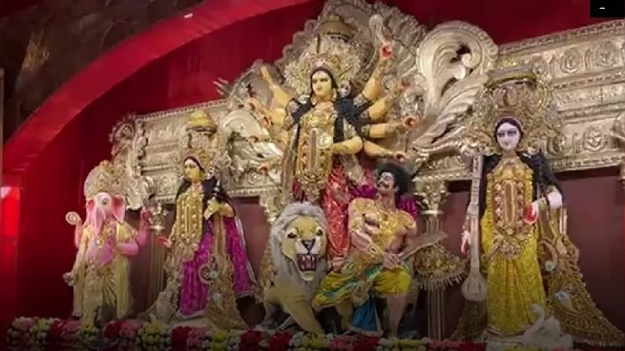 ‘সিটি অফ জয়’ থেকে ‘সিটি অফ ড্রিমস’, দুর্গাপুজোর আমেজ স্বপ্নের মুম্বইতেও, জেনে নিন এখানকার পুজোর বিশেষত্বগুলি ‘সিটি অফ জয়’ থেকে ‘সিটি অফ ড্রিমস’, দুর্গাপুজোর আমেজ স্বপ্নের মুম্বইতেও, জেনে নিন এখানকার পুজোর বিশেষত্বগুলি