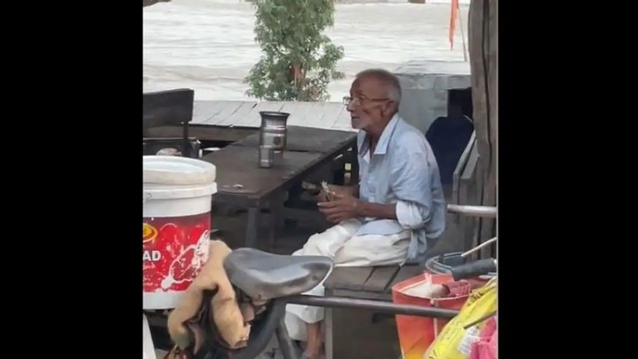 दिनभर कमाए धन को गिनने बैठा बुजुर्ग.. चेहरे के भाव बता रहे रकम कम है, यूजर बोला बाबा की झोली भरे रखना भगवान