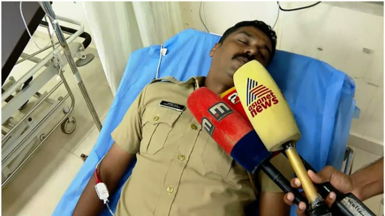 വ്യാപക ആക്രമണം; കൊല്ലത്ത് ഹർത്താൽ അനുകൂലി പൊലീസുകാരെ ബൈക്കിടിച്ച് വീഴ്ത്തി വ്യാപക ആക്രമണം; കൊല്ലത്ത് ഹർത്താൽ അനുകൂലി പൊലീസുകാരെ ബൈക്കിടിച്ച് വീഴ്ത്തി