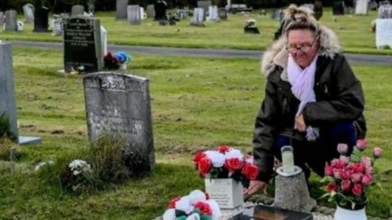 43 വർഷമായി അച്ഛന്റെ കല്ലറയെന്ന് കരുതി സ്ത്രീ സന്ദർശിക്കുന്നത് അപരിചിതന്റെ കല്ലറ! 