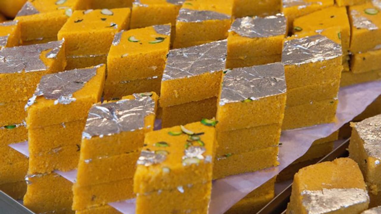 बची हुई रोटियों से बनाए शानदार मिठाई, ₹500 किलो वाली बेसन बर्फी हो जाएगी फेल बची हुई रोटियों से बनाए शानदार मिठाई, ₹500 किलो वाली बेसन बर्फी हो जाएगी फेल
