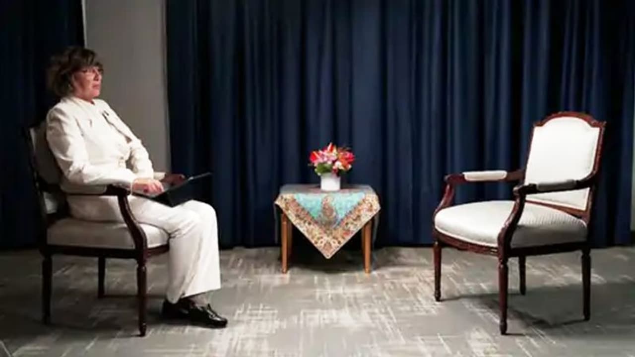 हिजाब विवाद : सिर ढंक कर इंटरव्यू लो, ईरानी राष्ट्रपति के इस तानाशाही आदेश का पत्रकार ने यूं दिया जवाब हिजाब विवाद : सिर ढंक कर इंटरव्यू लो, ईरानी राष्ट्रपति के इस तानाशाही आदेश का पत्रकार ने यूं दिया जवाब