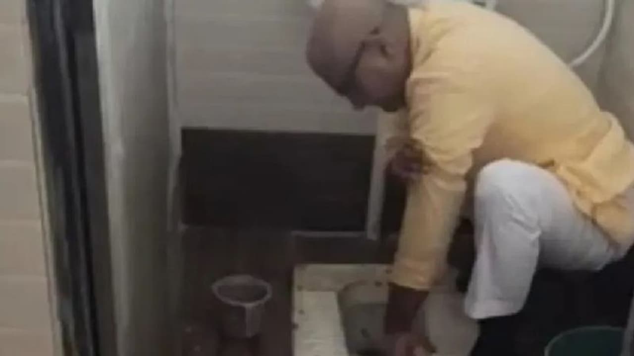  टॉयलेट साफ करते दिखे BJP सांसद, ग्लव्स ब्रश नहीं मिला तो हाथ से कर दी सफाई...Video हो रहा वायरल 