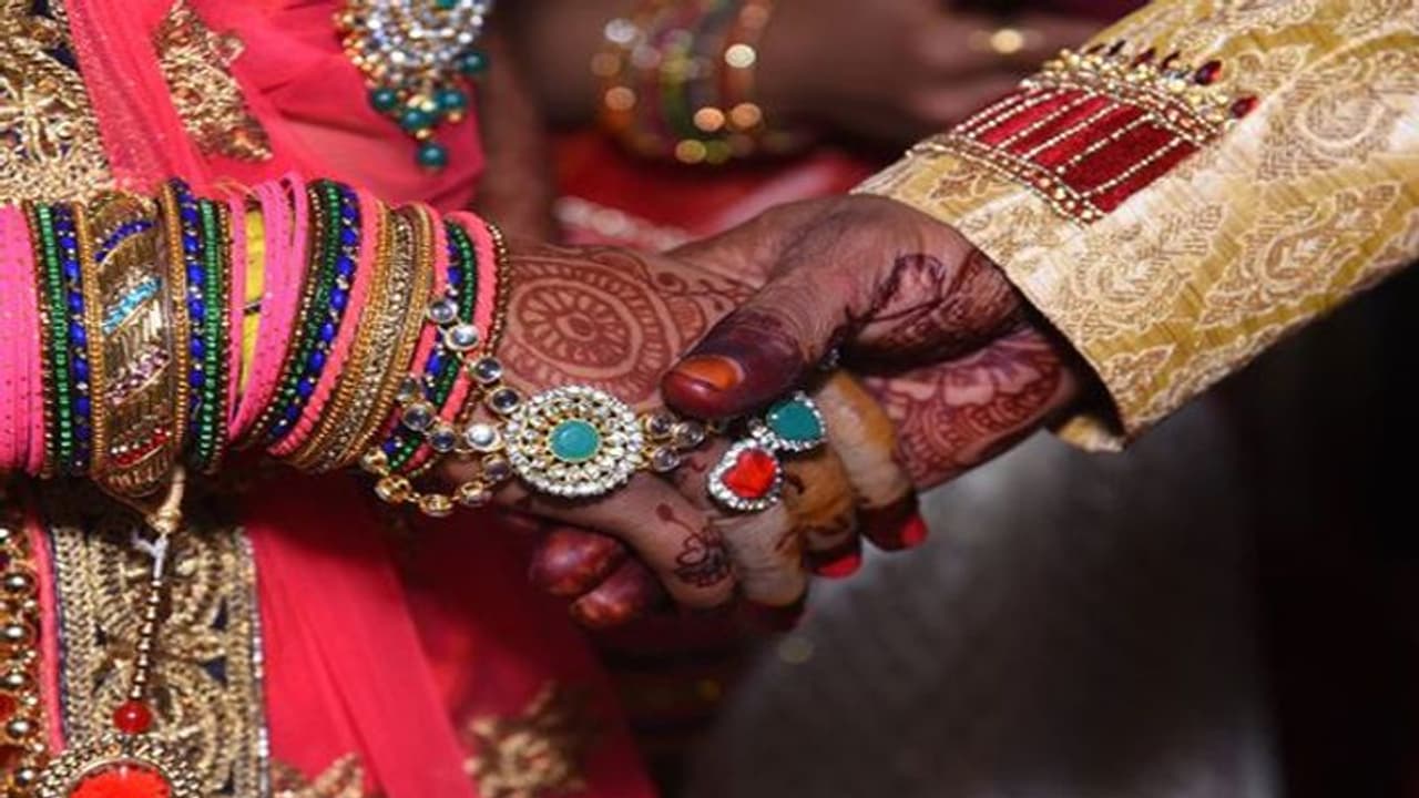 शादी के 12 साल और 2 बच्चे,पत्नी के धर्म का सच जान हिल गया पति शादी के 12 साल और 2 बच्चे,पत्नी के धर्म का सच जान हिल गया पति