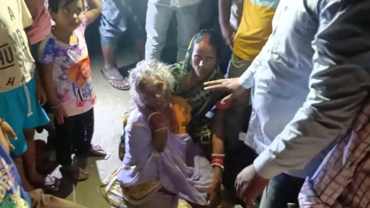 आर्थिक तंगी के परेशान पिता दो बच्चियों के साथ तालाब में कूदा, दोनों बच्चियों की मौत, पिता को लोगों ने बचाया आर्थिक तंगी के परेशान पिता दो बच्चियों के साथ तालाब में कूदा, दोनों बच्चियों की मौत, पिता को लोगों ने बचाया