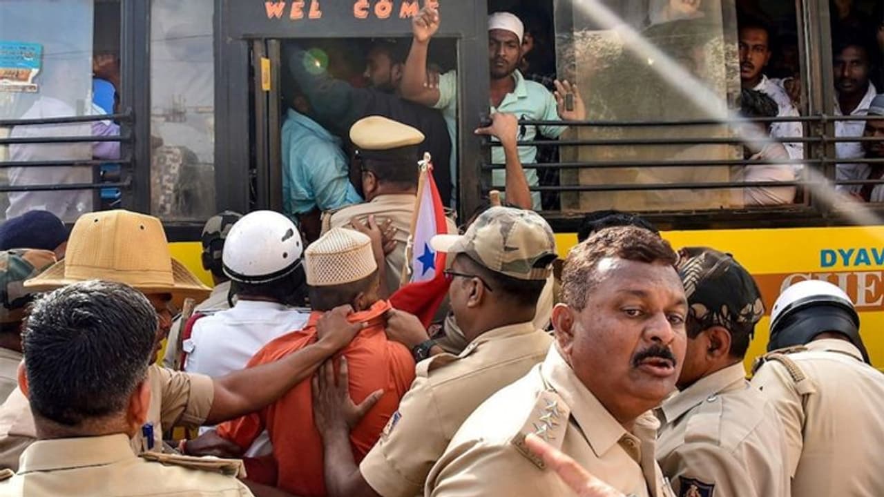 PFI के 100 से ज्यादा ठिकानों पर ऐसे ही नहीं पड़ा छापा, NIA के पास है देशद्रोही संगठन की पूरी कुंडली PFI के 100 से ज्यादा ठिकानों पर ऐसे ही नहीं पड़ा छापा, NIA के पास है देशद्रोही संगठन की पूरी कुंडली