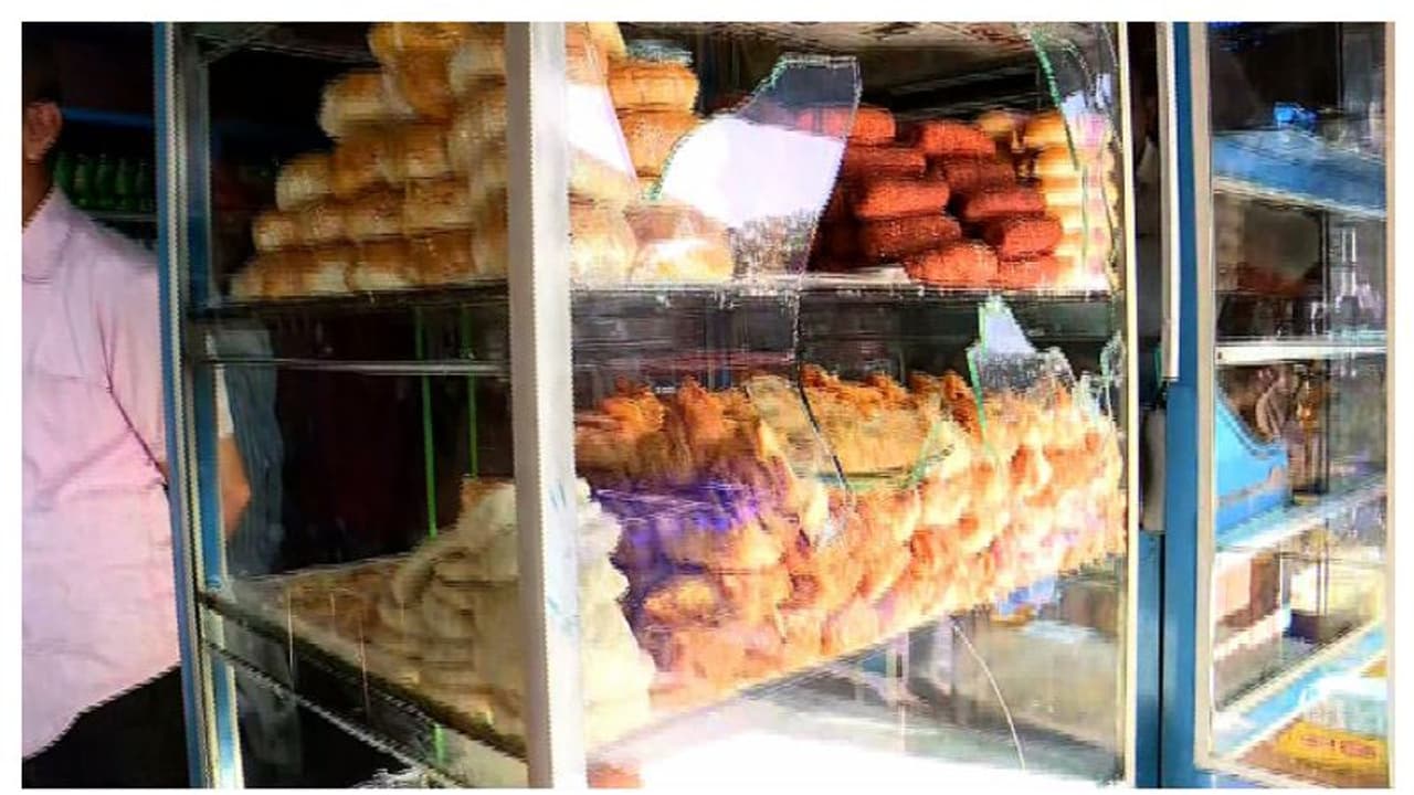 കണ്ണൂരില്‍ മില്‍മ ടീ സ്റ്റാള്‍ അടിച്ചു തകര്‍ത്തു, പലഹാരങ്ങള്‍ നശിപ്പിച്ചു; തൊഴിലാളിക്ക് പരിക്ക്