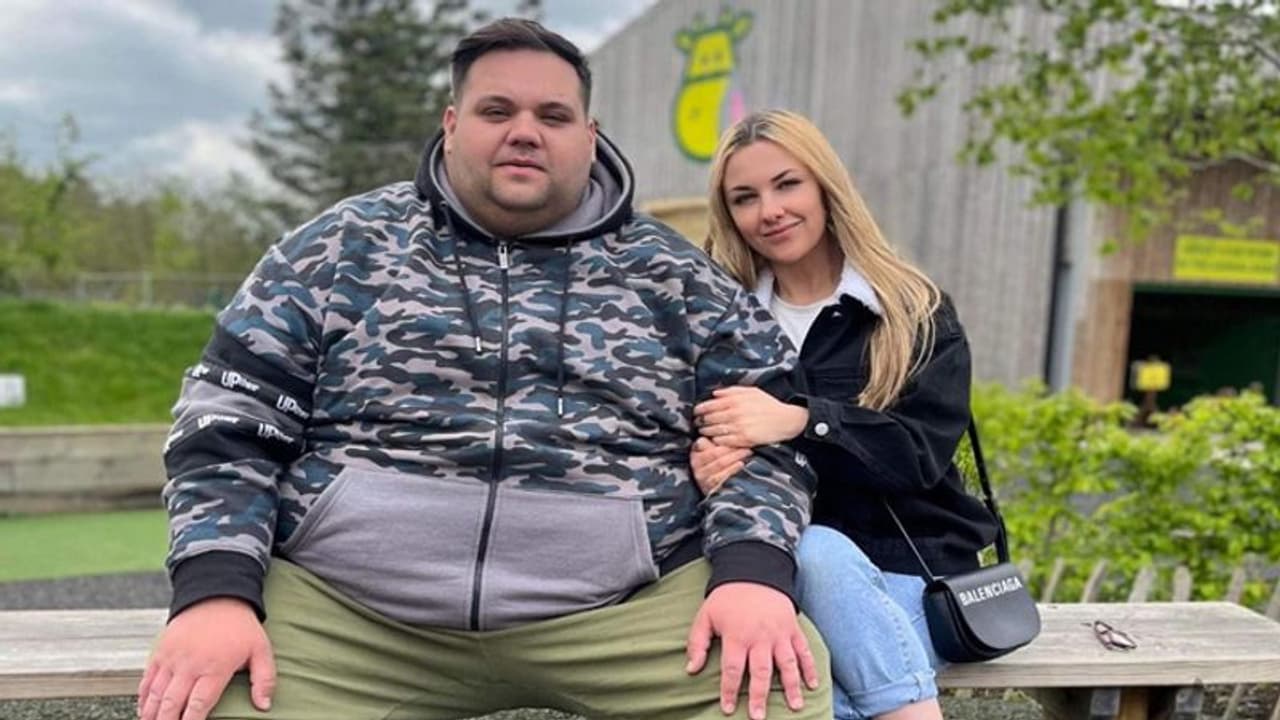 मोटे एक्टर पर दिल हारी ये हसीन लड़की, अनोखी लव स्टोरी को बेच कमाते हैं हर महीने लाखों रुपए मोटे एक्टर पर दिल हारी ये हसीन लड़की, अनोखी लव स्टोरी को बेच कमाते हैं हर महीने लाखों रुपए