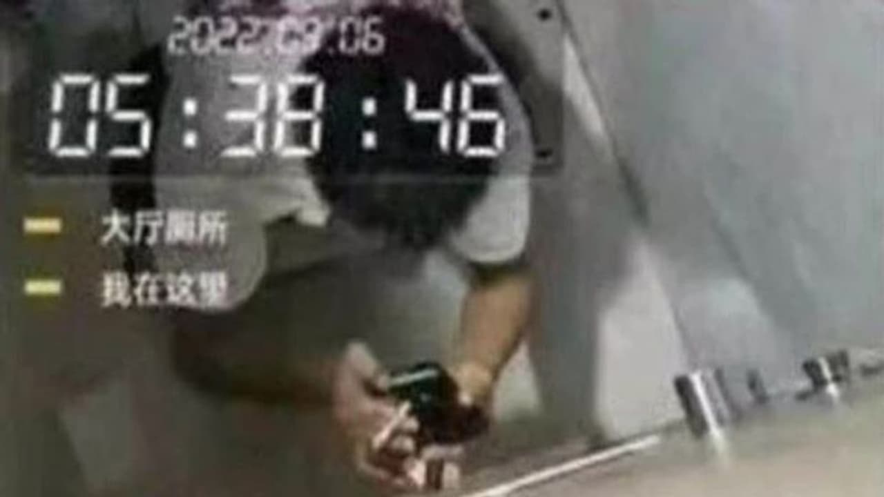 सनकी बॉस ने कर्मचारियों पर नजर रखने के लिए की घिनौनी हरकत, फोटो वायरल होने के बाद सच आया सामने 