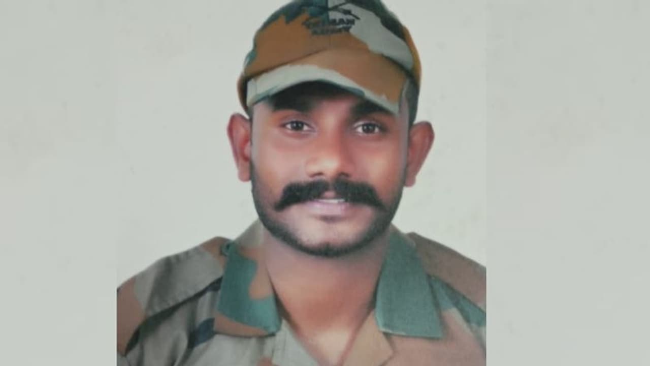 ഓണം കഴിഞ്ഞ് മടങ്ങിയ മലയാളി സൈനികൻ; ജമ്മുവിൽ സ്വയം വെടിയുതിർത്ത് മരിച്ചെന്ന് ബന്ധുക്കൾക്ക് അറിയിപ്പ് ലഭിച്ചു ഓണം കഴിഞ്ഞ് മടങ്ങിയ മലയാളി സൈനികൻ; ജമ്മുവിൽ സ്വയം വെടിയുതിർത്ത് മരിച്ചെന്ന് ബന്ധുക്കൾക്ക് അറിയിപ്പ് ലഭിച്ചു