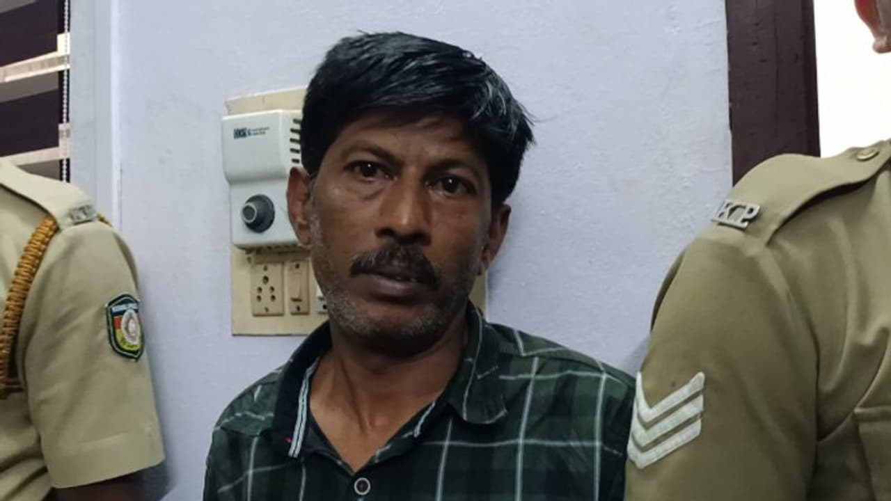 വീട് കുത്തിത്തുറന്ന് 31 പവന് സ്വര്ണവും പണവും മോഷ്ടിച്ചു; കൊലക്കേസ് പ്രതി അറസ്റ്റില് വീട് കുത്തിത്തുറന്ന് 31 പവന് സ്വര്ണവും പണവും മോഷ്ടിച്ചു; കൊലക്കേസ് പ്രതി അറസ്റ്റില്