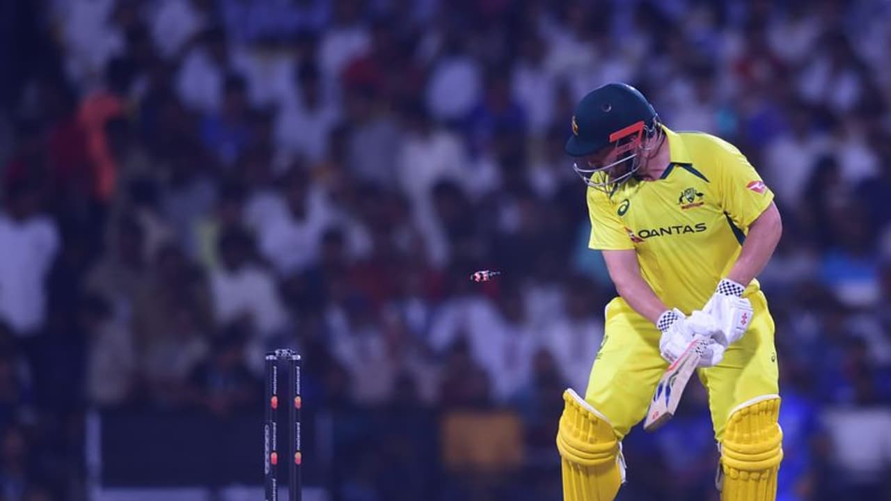 भारत V/S ऑस्ट्रेलिया: बुमराह की गेंद पर बोल्ड होकर कैप्टन फिंच ने दी बधाई, करिश्माई यार्कर पर धड़ाम हुए स्मिथ 