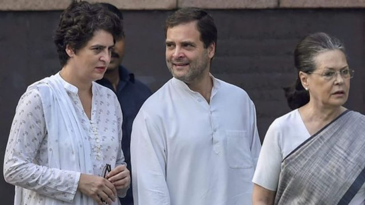 Bharat Jodo Yatra: सोनिया गांधी भी गुरुवार को ज्वाइन करेंगी यात्रा, जानिए कब शामिल होंगी प्रियंका गांधी Bharat Jodo Yatra: सोनिया गांधी भी गुरुवार को ज्वाइन करेंगी यात्रा, जानिए कब शामिल होंगी प्रियंका गांधी