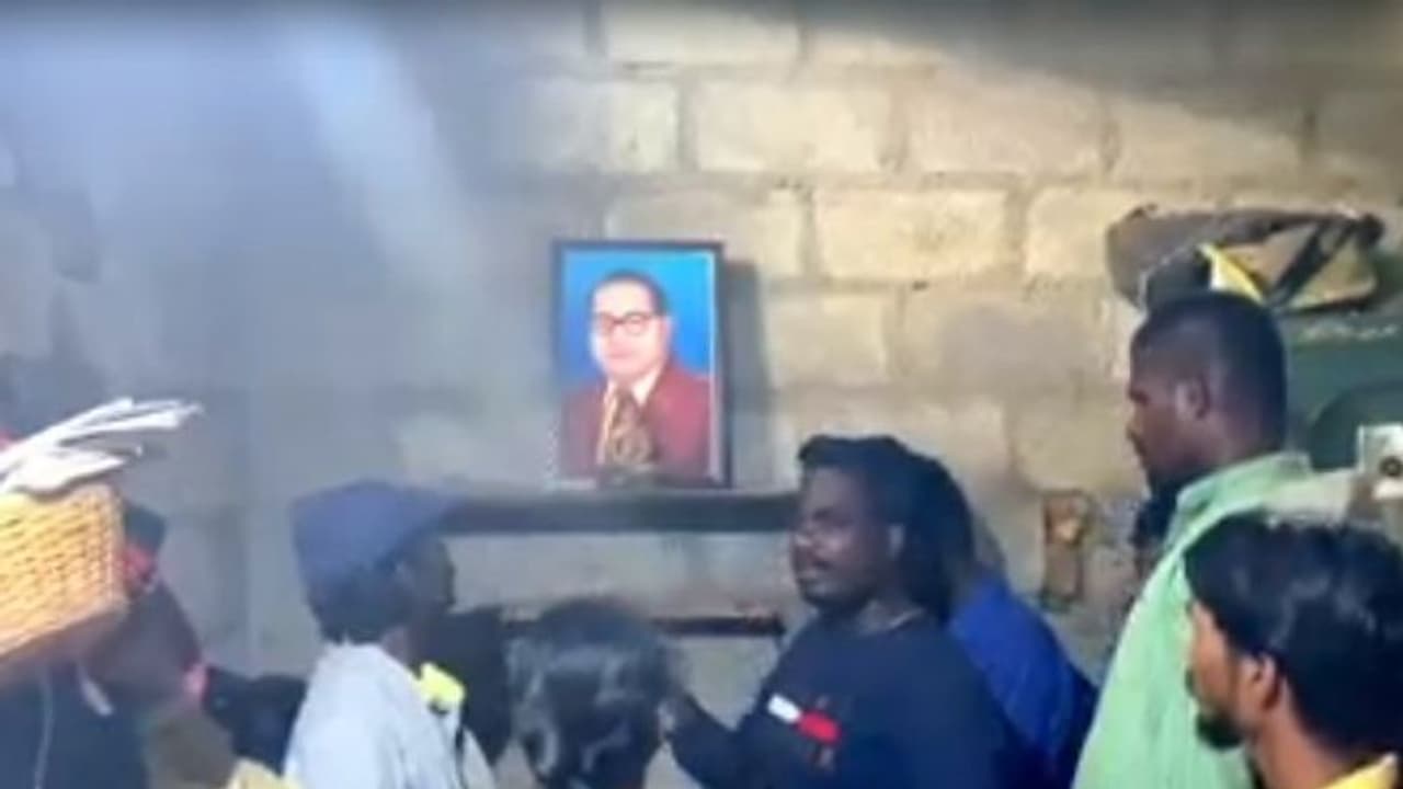 വിഗ്രഹത്തിന് അടുത്തുള്ള ശൂലം തൊട്ടതിന് ദലിത് കുടുംബത്തിന് 60,000 രൂപ പിഴ: ഇനി ദൈവ പൂജയില്ലെന്ന് കുടുംബം വിഗ്രഹത്തിന് അടുത്തുള്ള ശൂലം തൊട്ടതിന് ദലിത് കുടുംബത്തിന് 60,000 രൂപ പിഴ: ഇനി ദൈവ പൂജയില്ലെന്ന് കുടുംബം