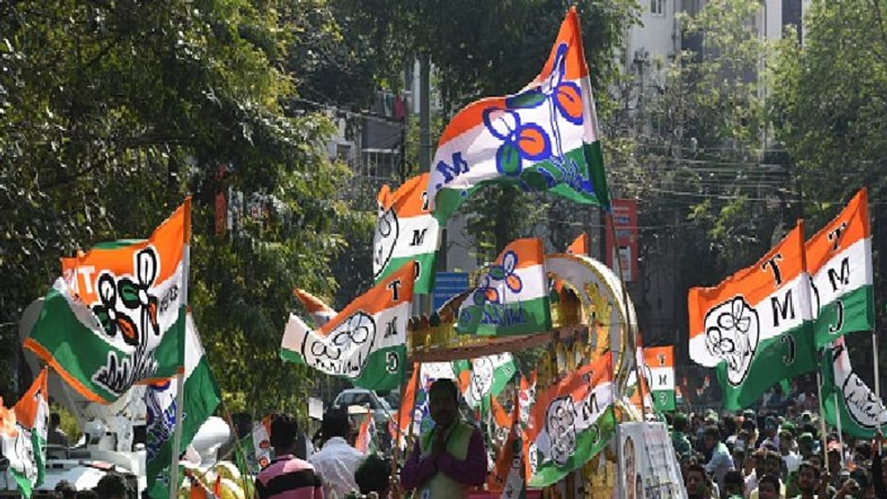 ত্রিপুরায় তৃণমূলে বড়সড় যোগদান পর্ব, একসঙ্গে ঘাসফুলে যোগ দিলেন দু’শো জনেরও বেশি মানুষ ত্রিপুরায় তৃণমূলে বড়সড় যোগদান পর্ব, একসঙ্গে ঘাসফুলে যোগ দিলেন দু’শো জনেরও বেশি মানুষ