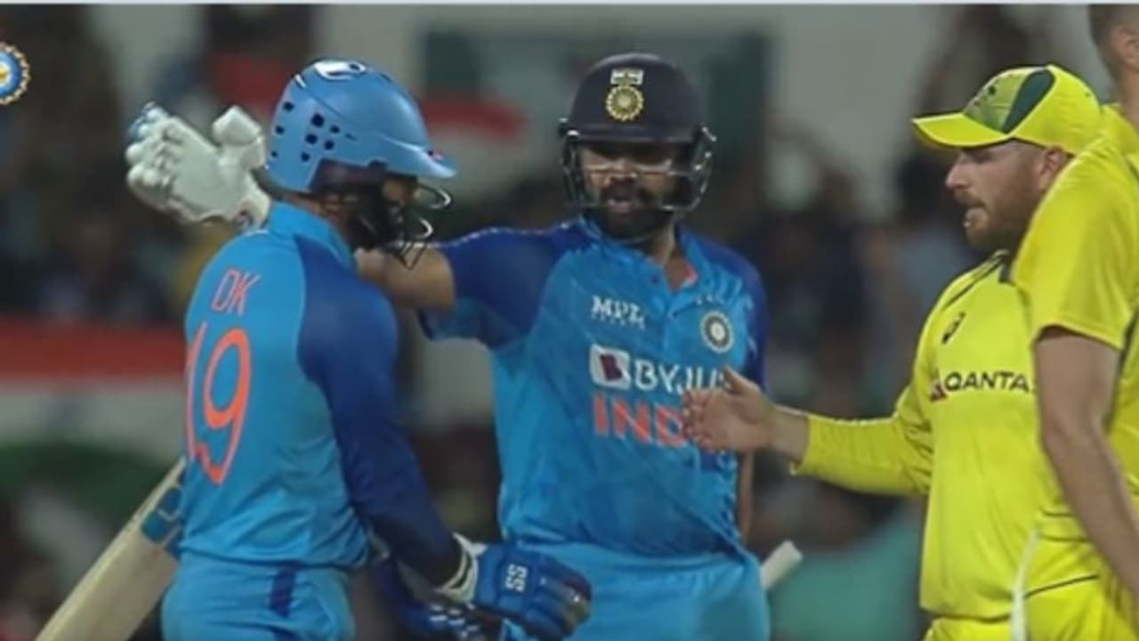 രണ്ട് പന്തില് 10, സ്റ്റൈലായി ഫിനിഷ് ചെയ്ത് ഡികെ; വൈറലായി രോഹിത് ശര്മ്മയുടെ പ്രതികരണം വീഡിയോ രണ്ട് പന്തില് 10, സ്റ്റൈലായി ഫിനിഷ് ചെയ്ത് ഡികെ; വൈറലായി രോഹിത് ശര്മ്മയുടെ പ്രതികരണം വീഡിയോ