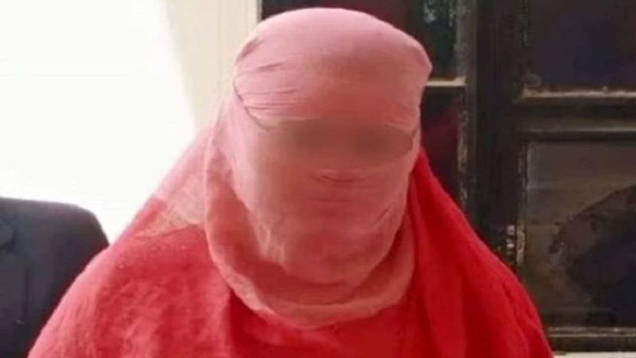 मोनू बनकर आरिफ ने महिला के साथ किया रेप, अश्लील वीडियो देख युवक का दोस्त भी बना दरिंदा मोनू बनकर आरिफ ने महिला के साथ किया रेप, अश्लील वीडियो देख युवक का दोस्त भी बना दरिंदा