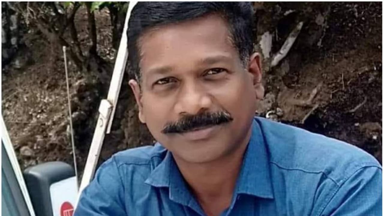 ഇടുക്കിയിൽ പൊലീസുകാരൻ വീടിനുള്ളിൽ മരിച്ച നിലയിൽ ഇടുക്കിയിൽ പൊലീസുകാരൻ വീടിനുള്ളിൽ മരിച്ച നിലയിൽ