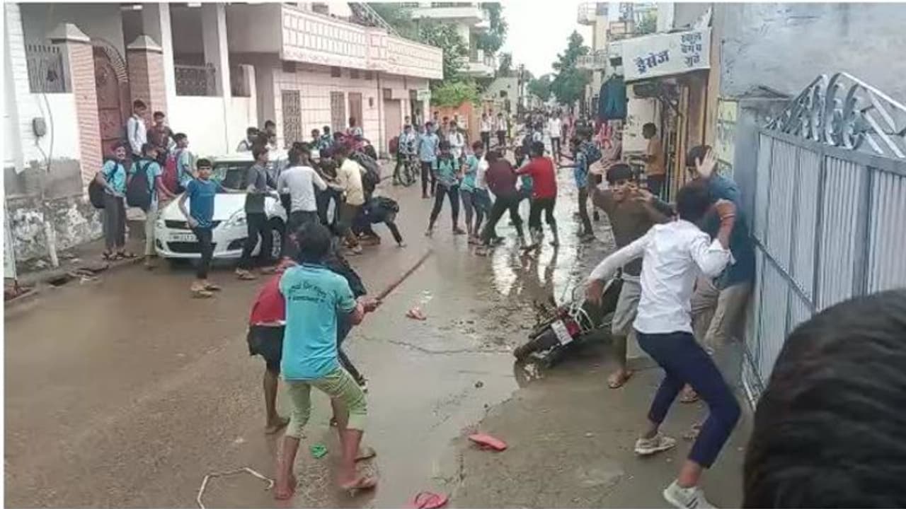 2 छात्र गुट में जबरदस्त फाइट का VIDEO वायरल, जमकर चले लात घूंसे और लाठी डंडे 2 छात्र गुट में जबरदस्त फाइट का VIDEO वायरल, जमकर चले लात घूंसे और लाठी डंडे