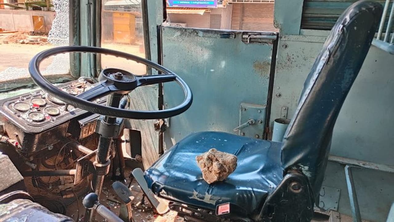 ഹര്ത്താല് അക്രമം: ഇന്ന് മാത്രം 221 പേര് പിടിയിൽ, സംസ്ഥാനത്താകെ അറസ്റ്റിലായത് 1809 പേര് ഹര്ത്താല് അക്രമം: ഇന്ന് മാത്രം 221 പേര് പിടിയിൽ, സംസ്ഥാനത്താകെ അറസ്റ്റിലായത് 1809 പേര്