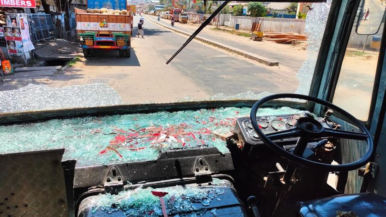 സംസ്ഥാനത്ത് 100 പോപ്പുലർ ഫ്രണ്ട് പ്രവർത്തകർ കൂടി അറസ്റ്റിൽ; നടപടി ഹര്ത്താല് അതിക്രമവുമായി ബന്ധപ്പെട്ട് സംസ്ഥാനത്ത് 100 പോപ്പുലർ ഫ്രണ്ട് പ്രവർത്തകർ കൂടി അറസ്റ്റിൽ; നടപടി ഹര്ത്താല് അതിക്രമവുമായി ബന്ധപ്പെട്ട്