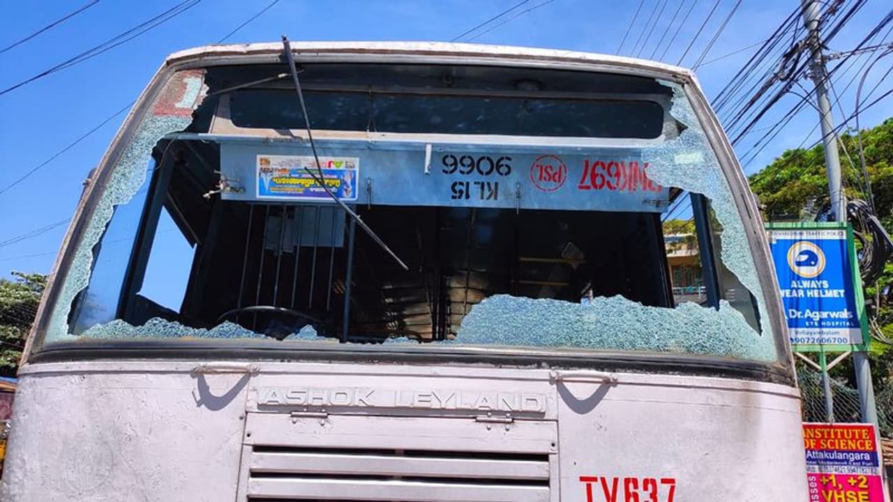 പിഎഫ്ഐ ഹർത്താൽ: ആഹ്വാനം ചെയ്തവർ 5.20 കോടി കെട്ടിവയ്ക്കണമെന്ന് ഹൈക്കോടതി, പണം കെട്ടിയില്ലെങ്കിൽ റവന്യൂ റിക്കവറി പിഎഫ്ഐ ഹർത്താൽ: ആഹ്വാനം ചെയ്തവർ 5.20 കോടി കെട്ടിവയ്ക്കണമെന്ന് ഹൈക്കോടതി, പണം കെട്ടിയില്ലെങ്കിൽ റവന്യൂ റിക്കവറി